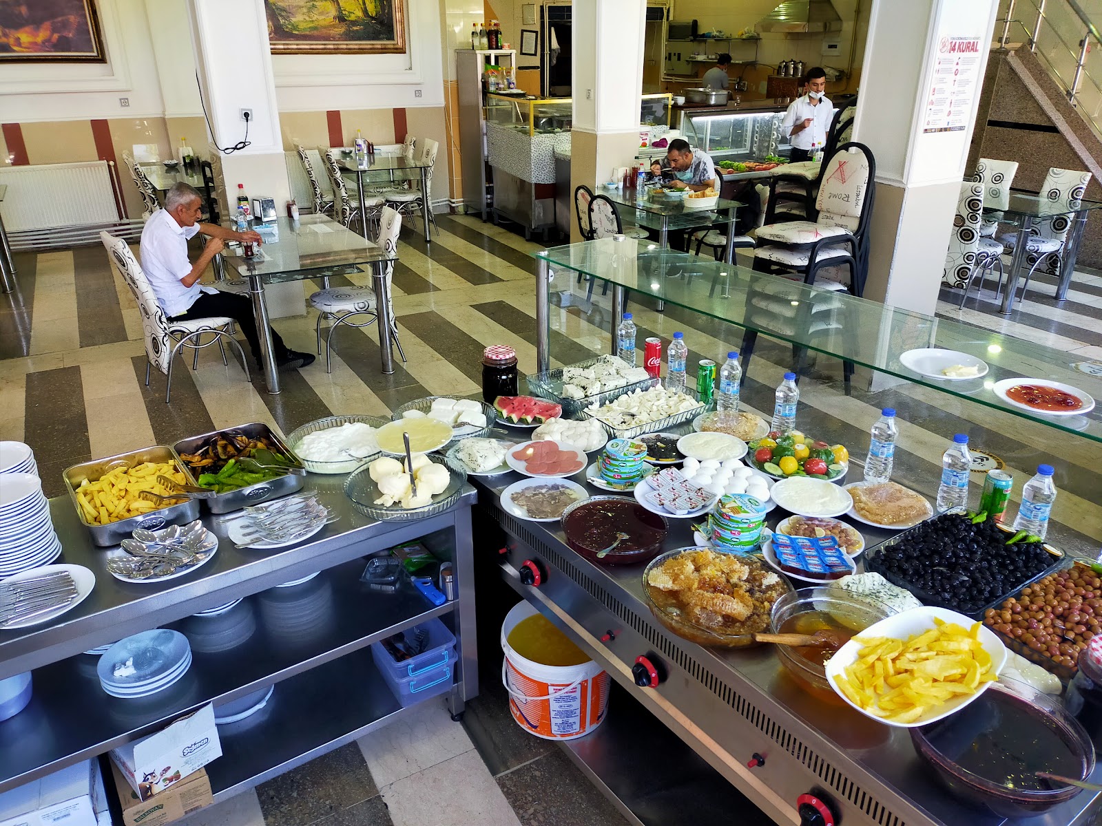 Şafak Kahvaltı Sulu Yemek Kebap Lahmacun Pide Ve Kelle Paça Salonu — fotoğraf 5