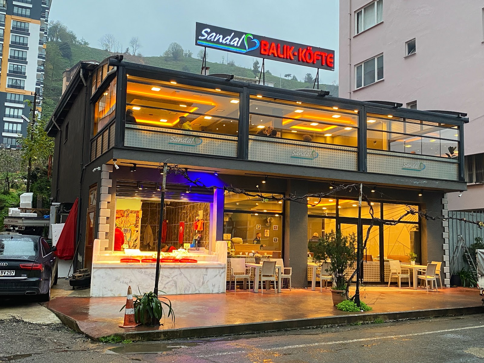 SANDAL BALIK VE KÖFTE RİZE — fotoğraf