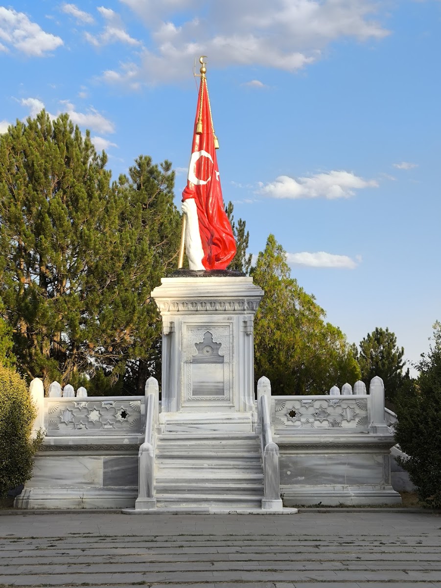 Şehit Sancaktar Mehmetçik Anıtı — fotoğraf 1