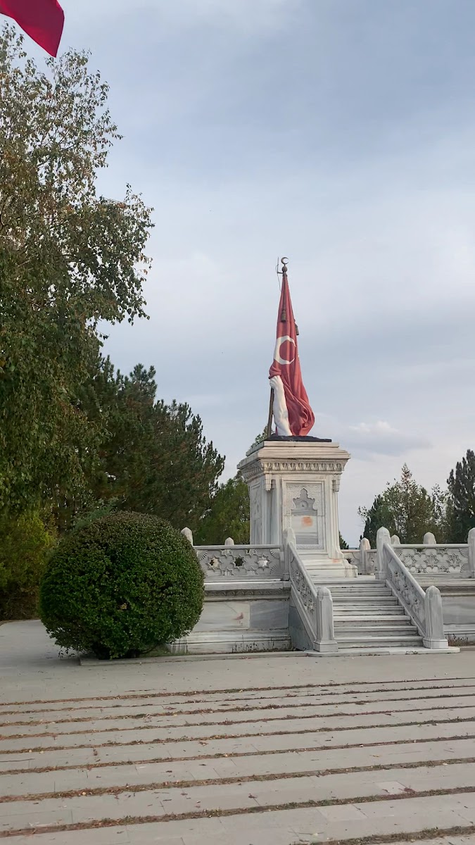 Şehit Sancaktar Mehmetçik Anıtı — fotoğraf 3