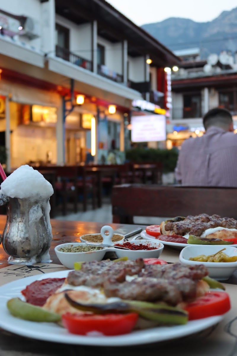 Tarihi Akhisar Köftecisi & Kokoreç & Et Döner — photo 8