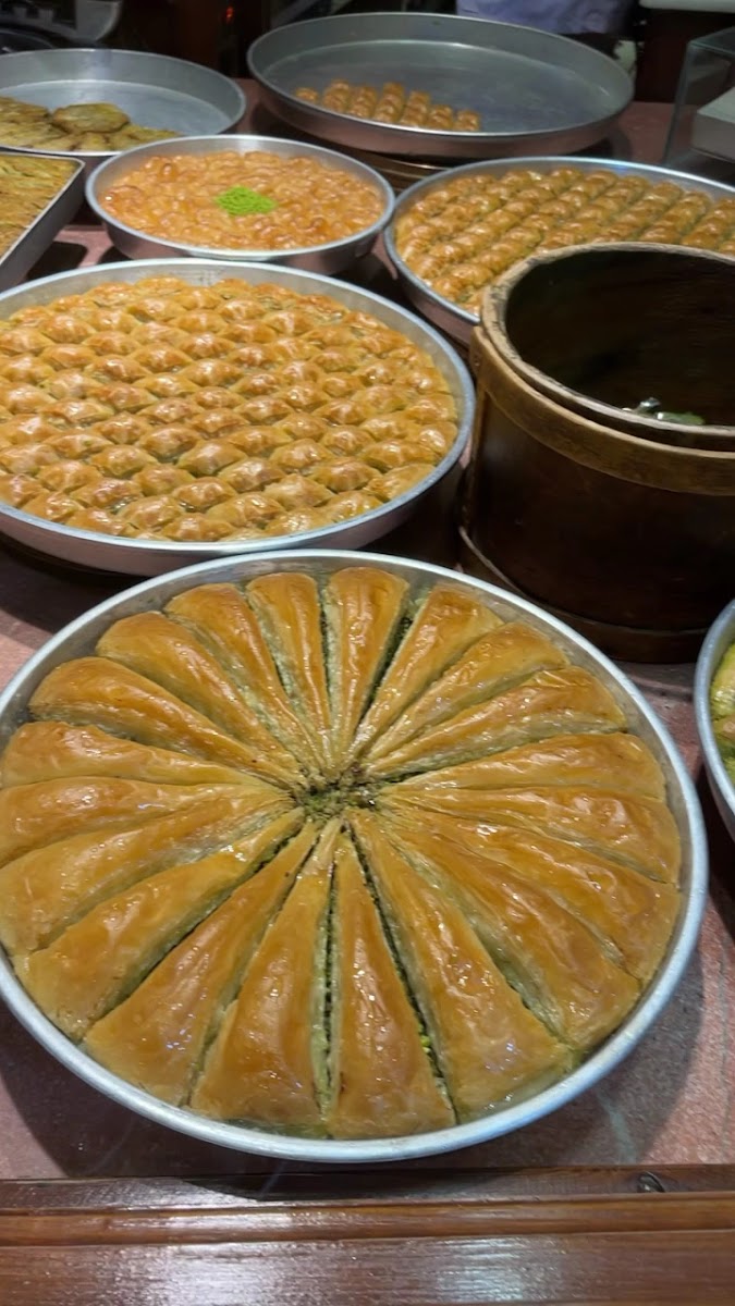 Tarihi Elmacıpazarı Güllüoğlu Baklava — fotoğraf 3