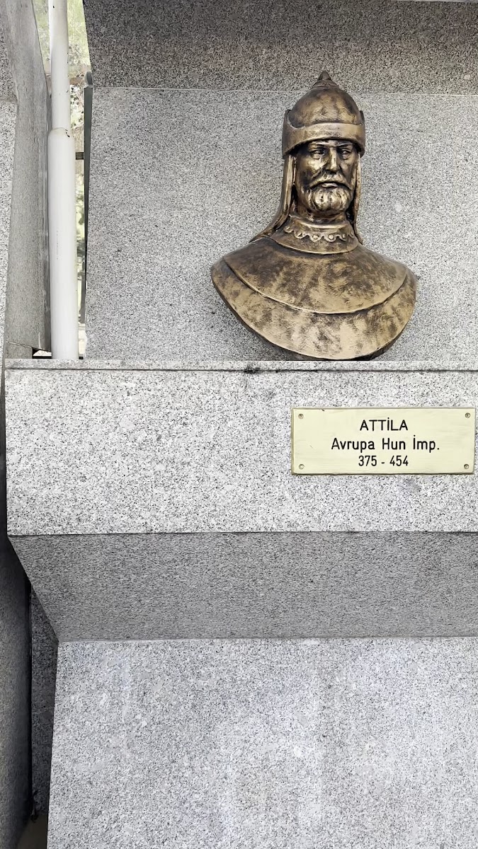 Türk Büyükleri Abidesi — fotoğraf 3