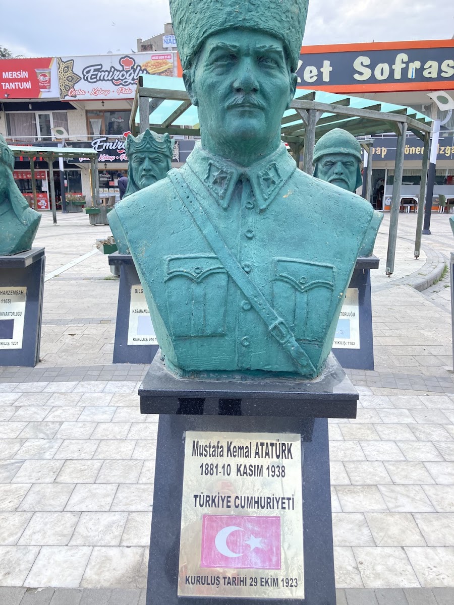 Türk Büyükleri Anıtı — fotoğraf 1