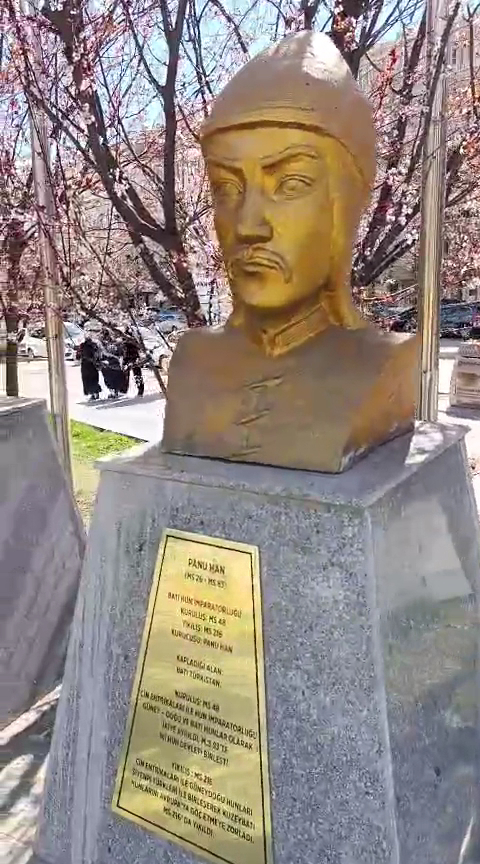 Türk Büyükleri Ve Ozan Parkı — fotoğraf 2