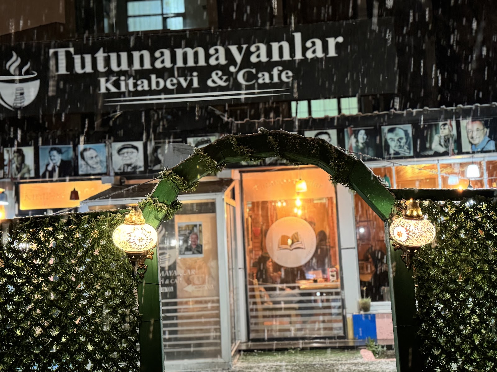 Tutunamayanlar Kitabevi & Kafe — fotoğraf