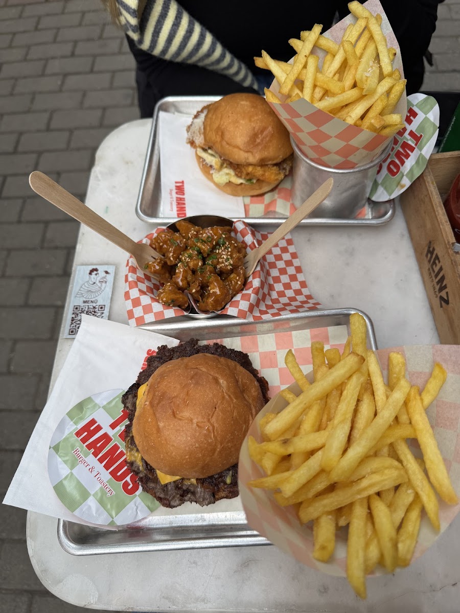 Two Hands Burger & Toastery — fotoğraf 2