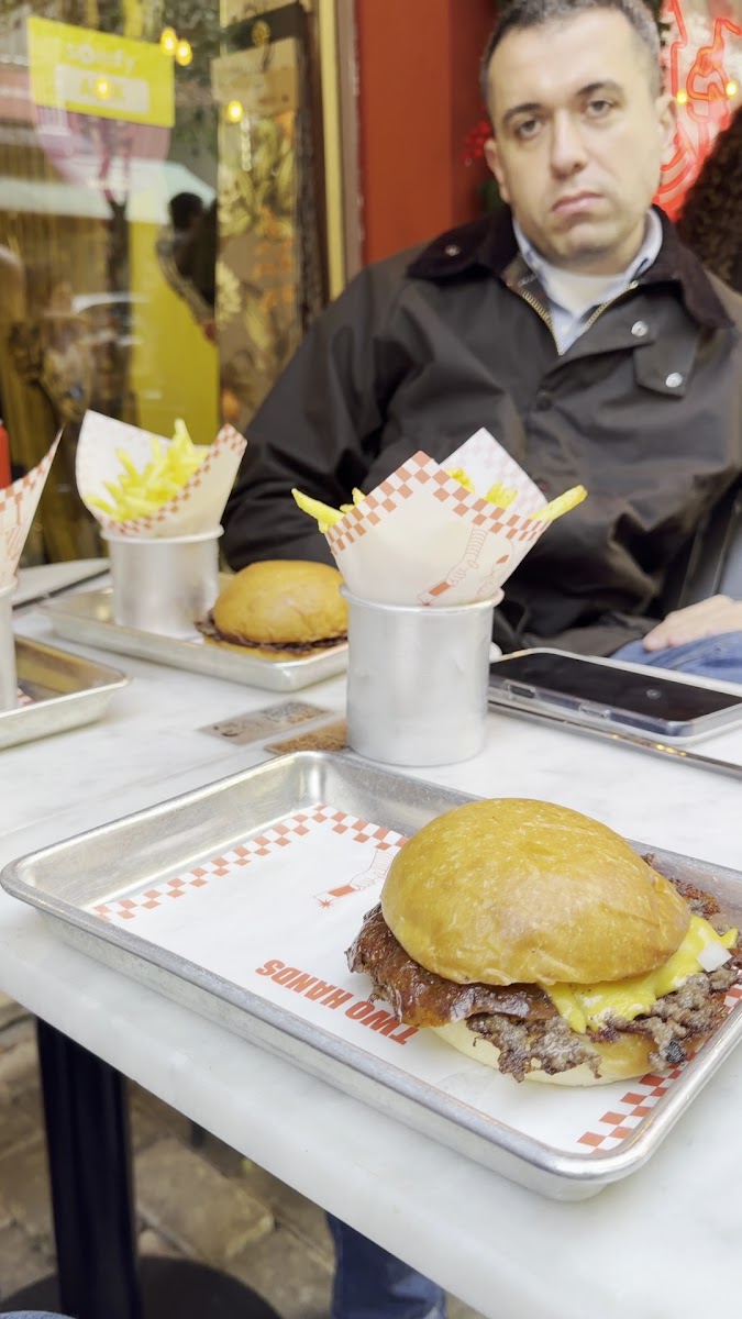 Two Hands Burger & Toastery — fotoğraf 3