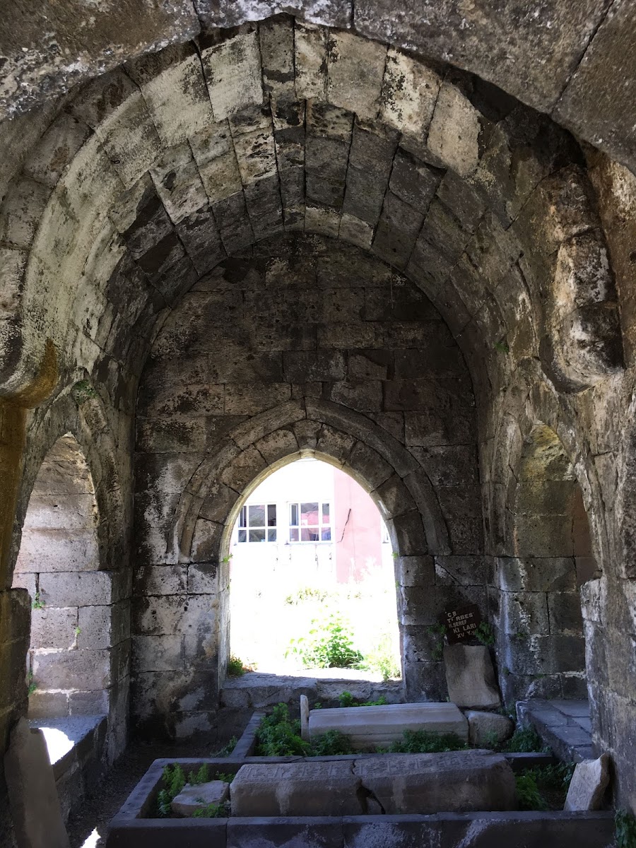 Üç Bacılar Türbesi — fotoğraf 1