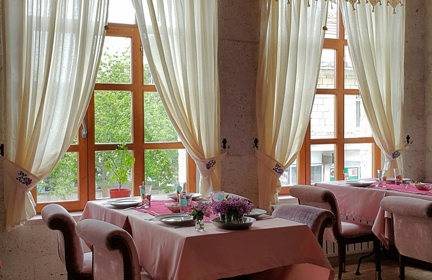 UÇHİSAR KADINELİ RESTAURANT — fotoğraf