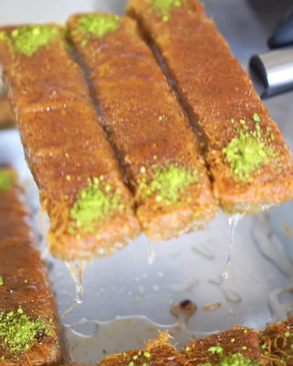 USTA ELLER KÜNEFE BAKLAVA KADAYIF KAYAPINAR DİYARBAKIR — fotoğraf 3