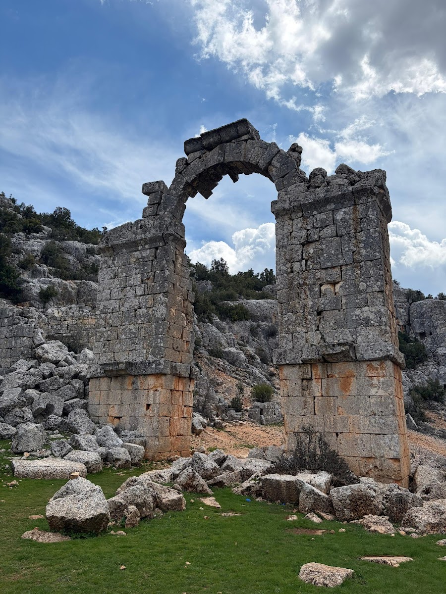 Uzuncaburç (Diocaesarea) Antik Kenti — fotoğraf 2