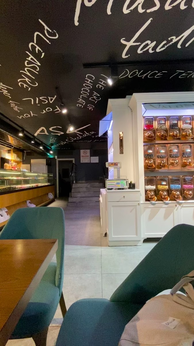 Valonia Chocolate & Cafe — photo 3