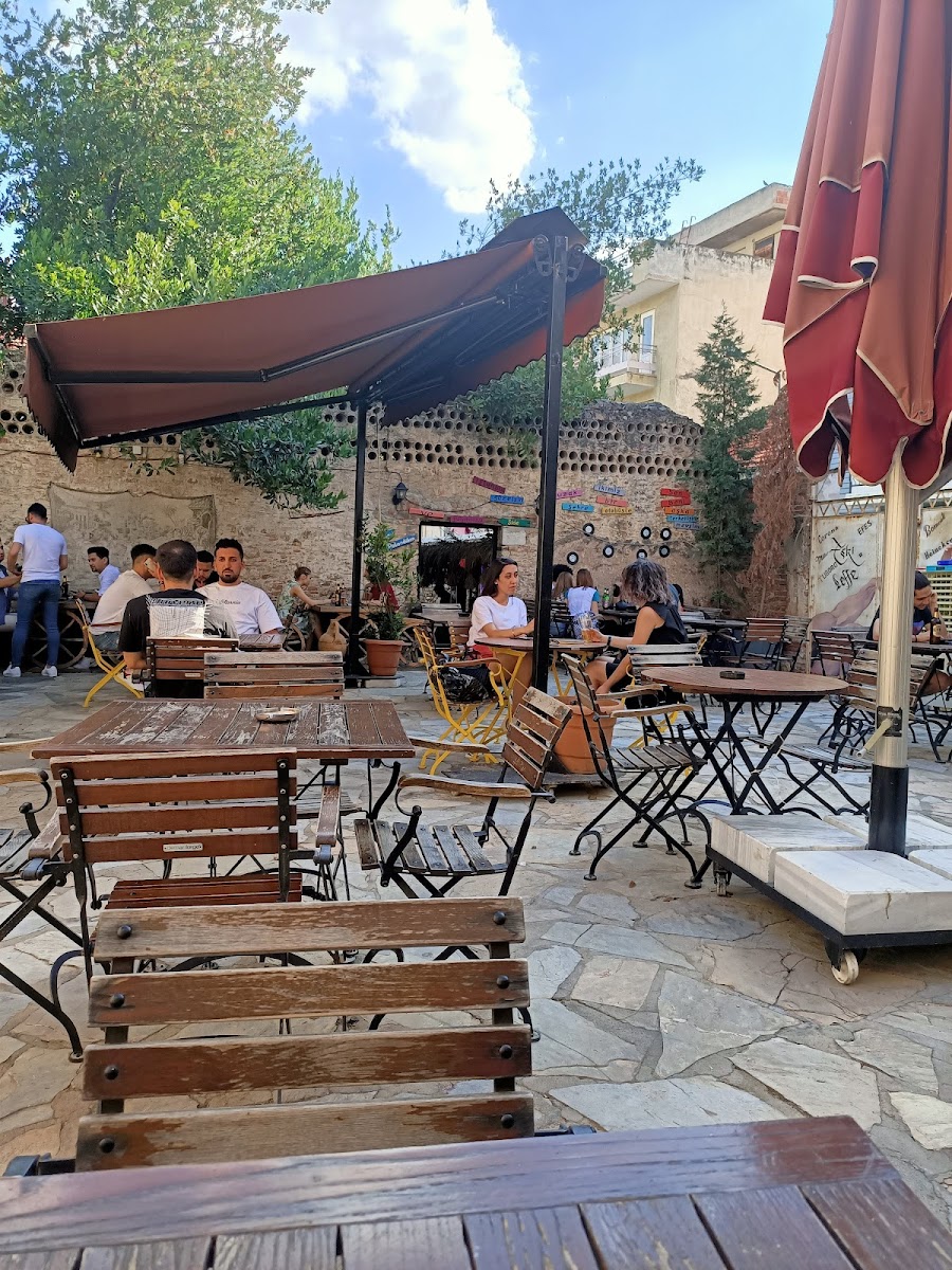 Yeni Eski Cafe Bar — fotoğraf 1