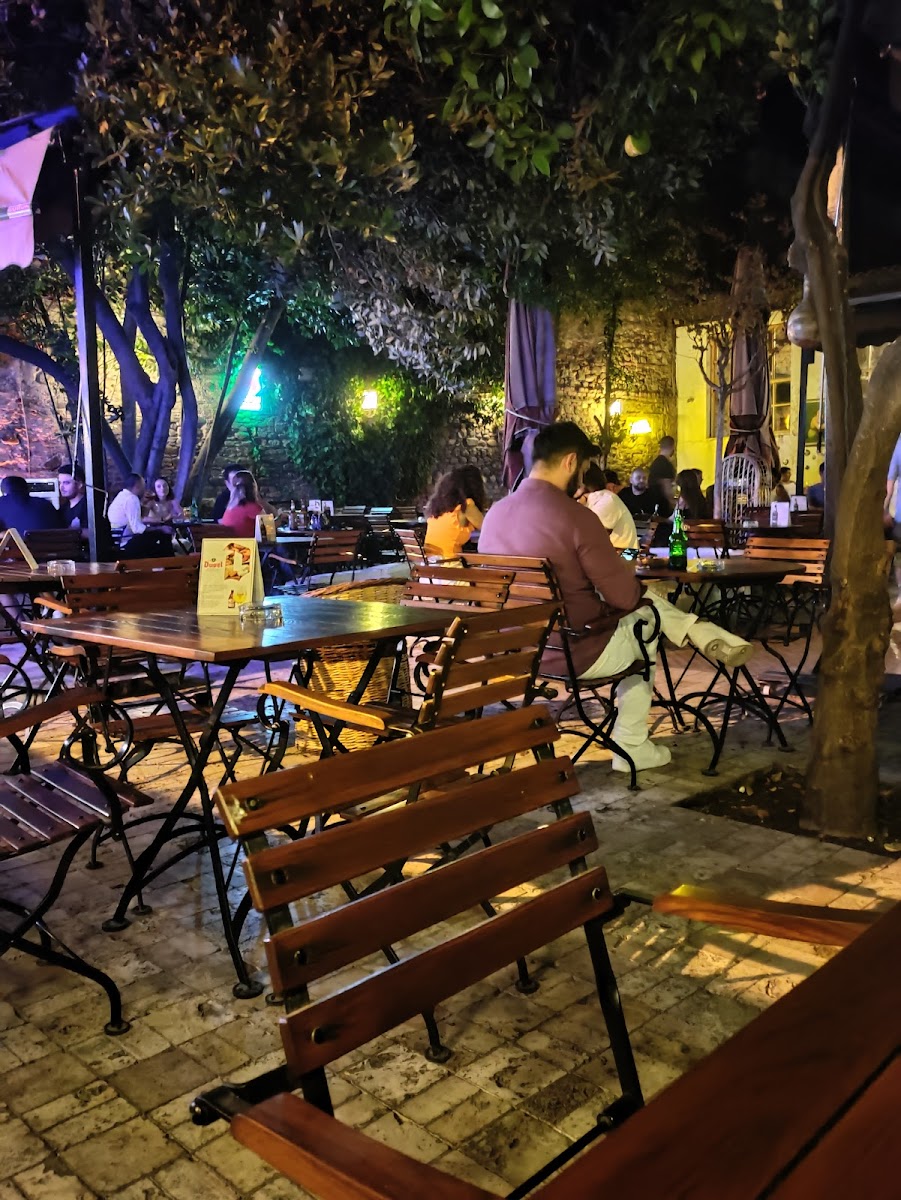 Yeni Eski Cafe Bar — fotoğraf 4