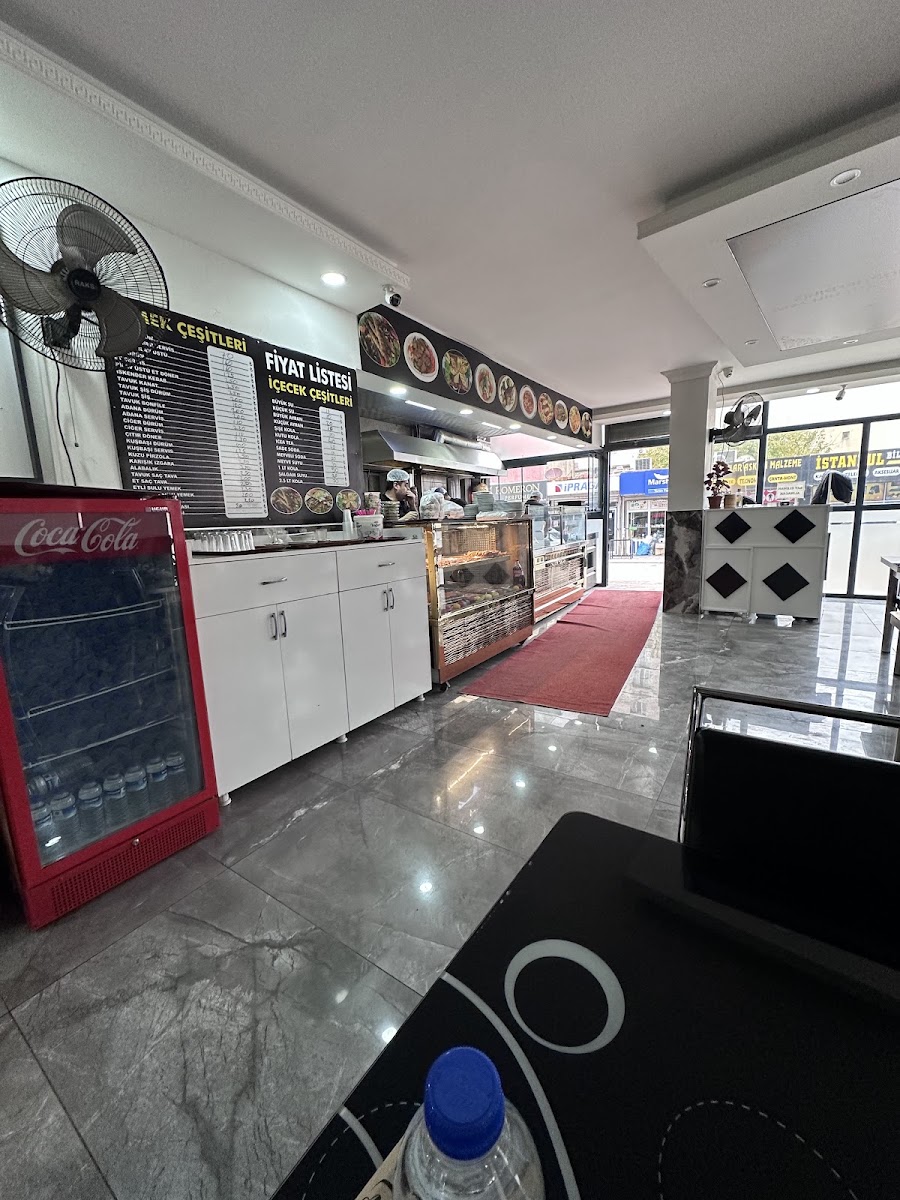 Zeki Ustanın Yeri Döner Kebab Sulu Yemek Izgara Salonu — fotoğraf